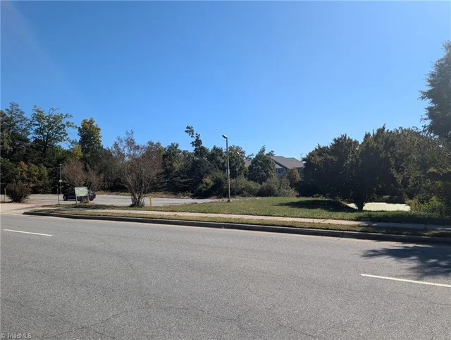 3900 Samet Drive, photo 3 of 4