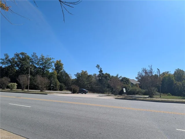3900 Samet Drive, photo 2 of 4