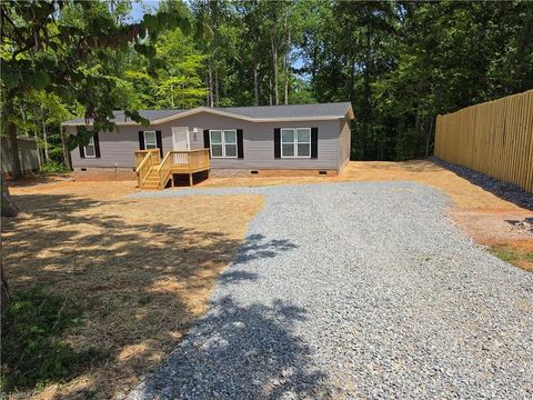 Homes For Sale - 162 Briar Creek Estates<br/> Thomasville, NC 27360