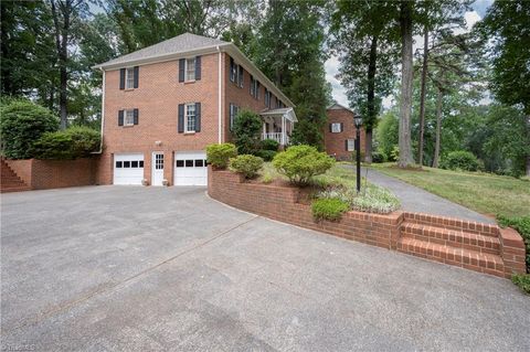 A home in Clemmons