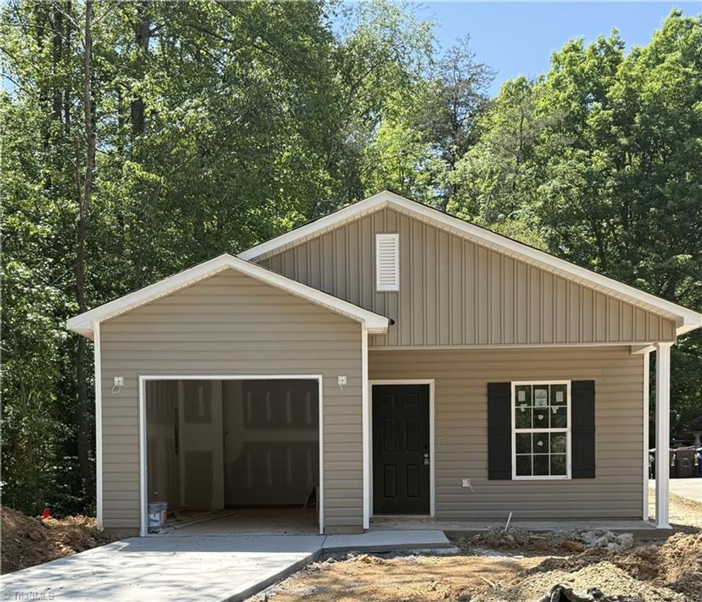 Photo of 2915 Bainbridge Drive, Winston-Salem, NC 27105 (MLS # 1217044)