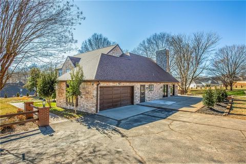 A home in Clemmons