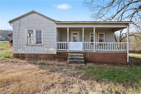 Homes For Sale - 3470 Old Bachelor Creek Road<br/> Seagrove, NC 27341