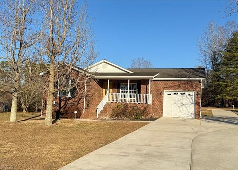 Homes For Sale - 519 Salem Ridge Drive<br/> Randleman, NC 27317