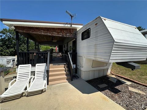 Mobile Home For Sale - 104 Robin Lane<br/> New London, NC 28127