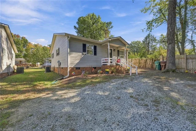 816 Cummins Street, photo 2 of 39