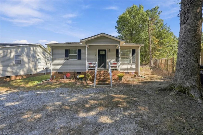 816 Cummins Street, photo 1 of 39
