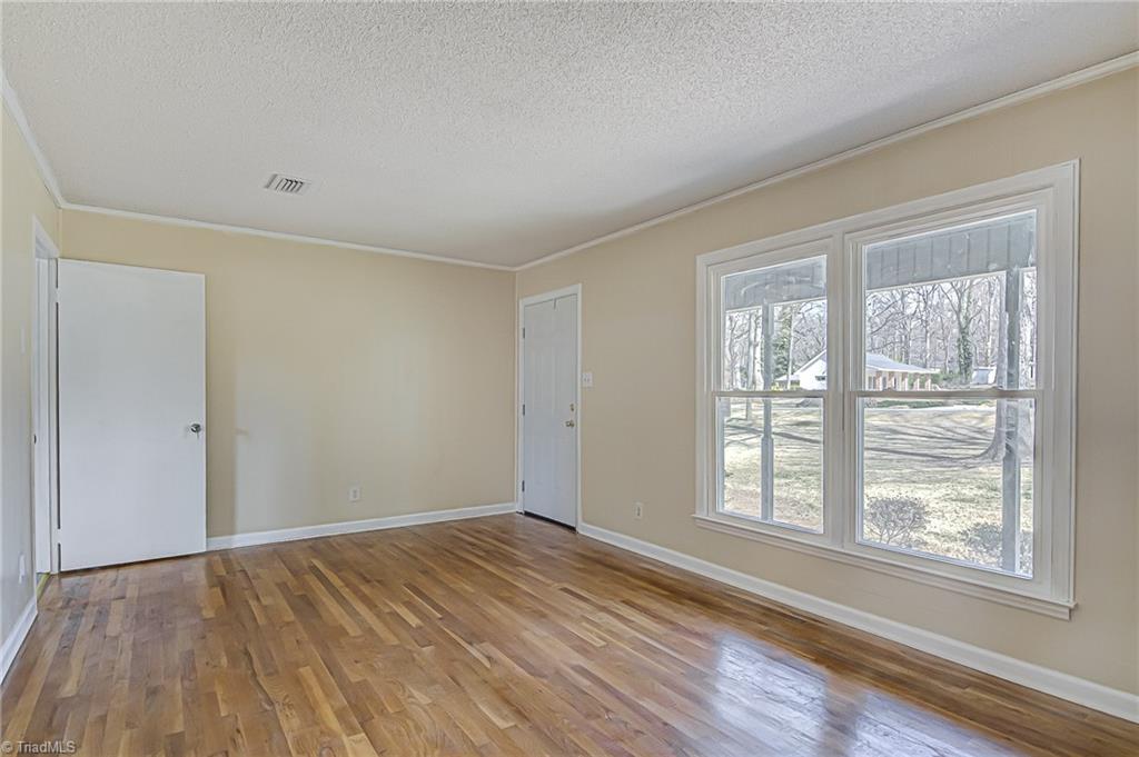 Photo 6 of 29 of 506 Ravenwood Drive house