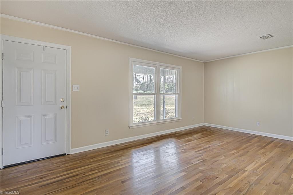 Photo 7 of 29 of 506 Ravenwood Drive house