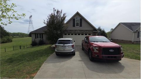 Photo of 2825 Fuller Mill Road N, Thomasville, NC 27360 (MLS # 1216158)