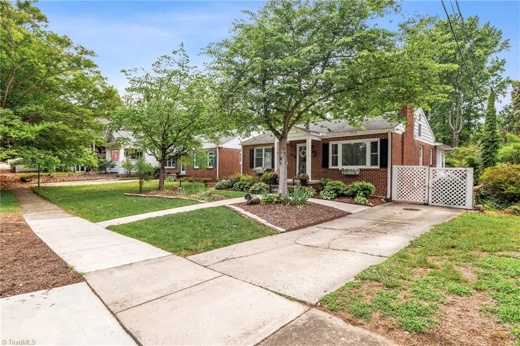 Photo of 110 Mayflower Drive, Greensboro, NC 27403 (MLS # 1221975)