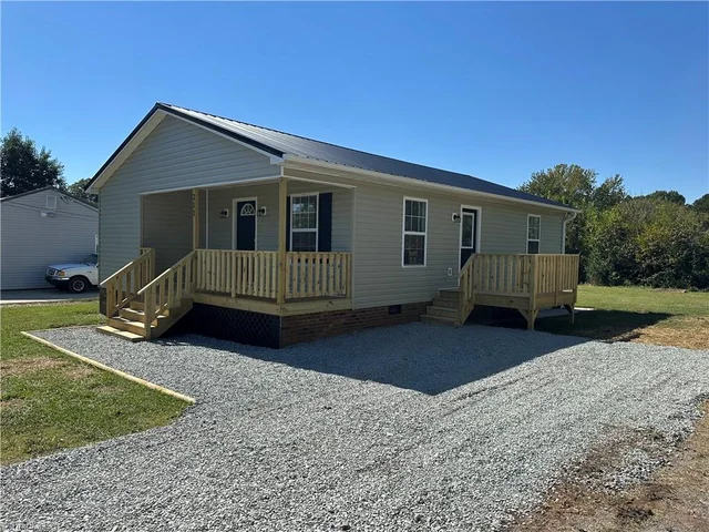 211 Foy Avenue, photo 4 of 21