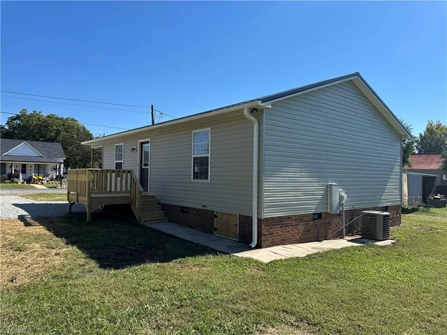 211 Foy Avenue, photo 5 of 21
