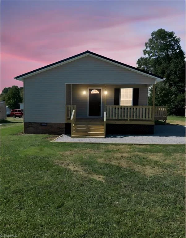 211 Foy Avenue, photo 2 of 21
