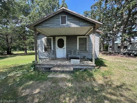 Homes For Sale - 4115 Busbee Road<br/> Moore County, Seagrove, NC 27341