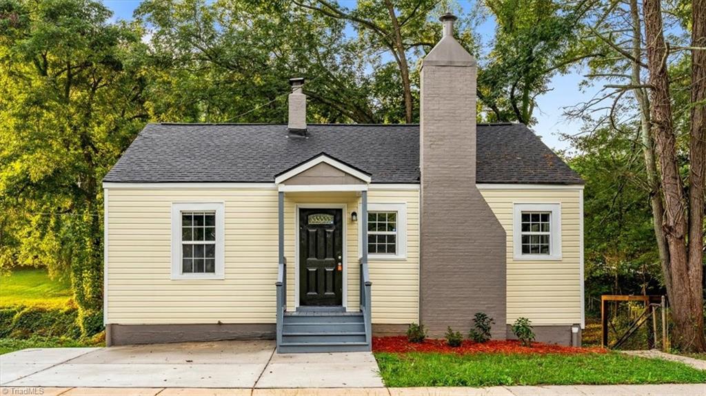 Photo of 435 W Sharpe Street, Statesville, NC 28677 (MLS # 1237221)