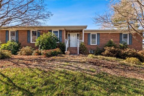 Homes For Sale - 3606 Squirewood Drive<br/> Clemmons, NC 27012