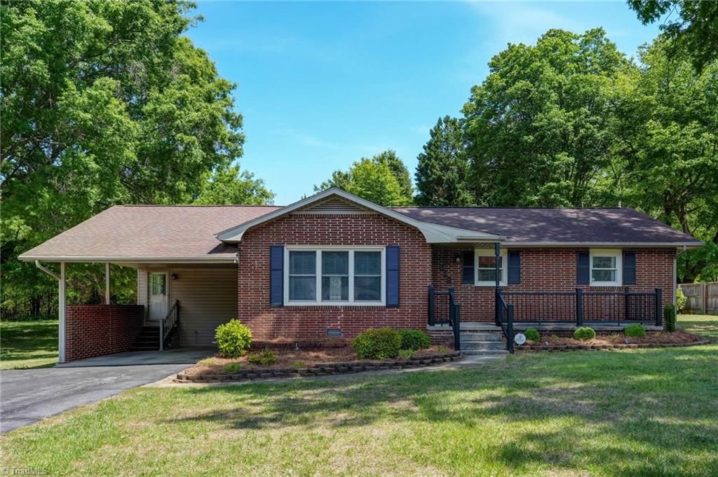 Photo of 818 Grand Oaks Drive, Eden, NC 27288 (MLS # 1218551)