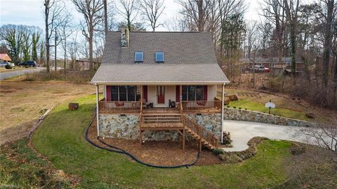 Homes For Sale - 901 Tanglewood Dr Extension<br/> Siler City, NC 27344