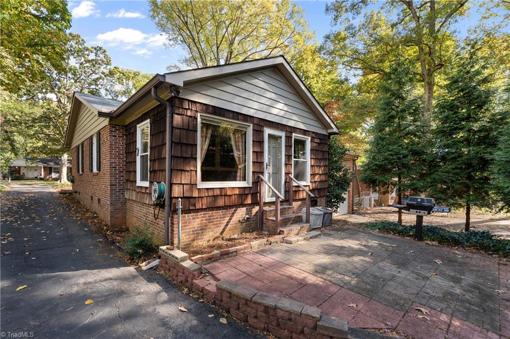 Winston-Salem, North Carolina 27104, United States, 3 Bedrooms Bedrooms, ,2 BathroomsBathrooms,Residential,Active,233115