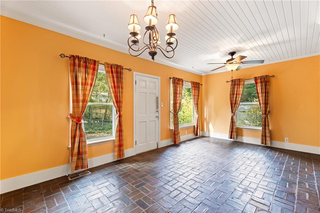 Winston-Salem, North Carolina 27104, United States, 3 Bedrooms Bedrooms, ,2 BathroomsBathrooms,Residential,Active,233115