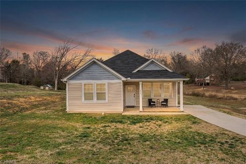 Homes For Sale - 444 Weatherly Street<br/> Ramseur, NC 27316