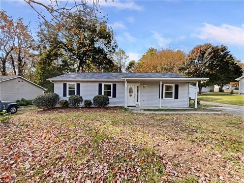 4051 Gordon Court Winston-Salem NC 27104