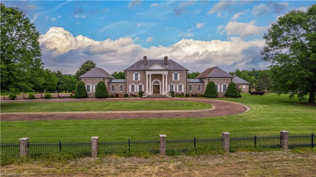 Photo of 1100 Glen Oaks Drive, Hamptonville, NC 27020 (MLS # 1182113)