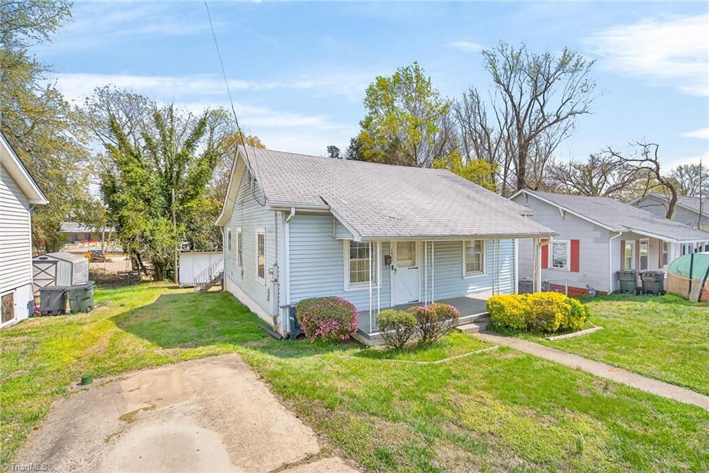 Photo of 1028 Queen Ann Street, Burlington, NC 27217 (MLS # 1213898)