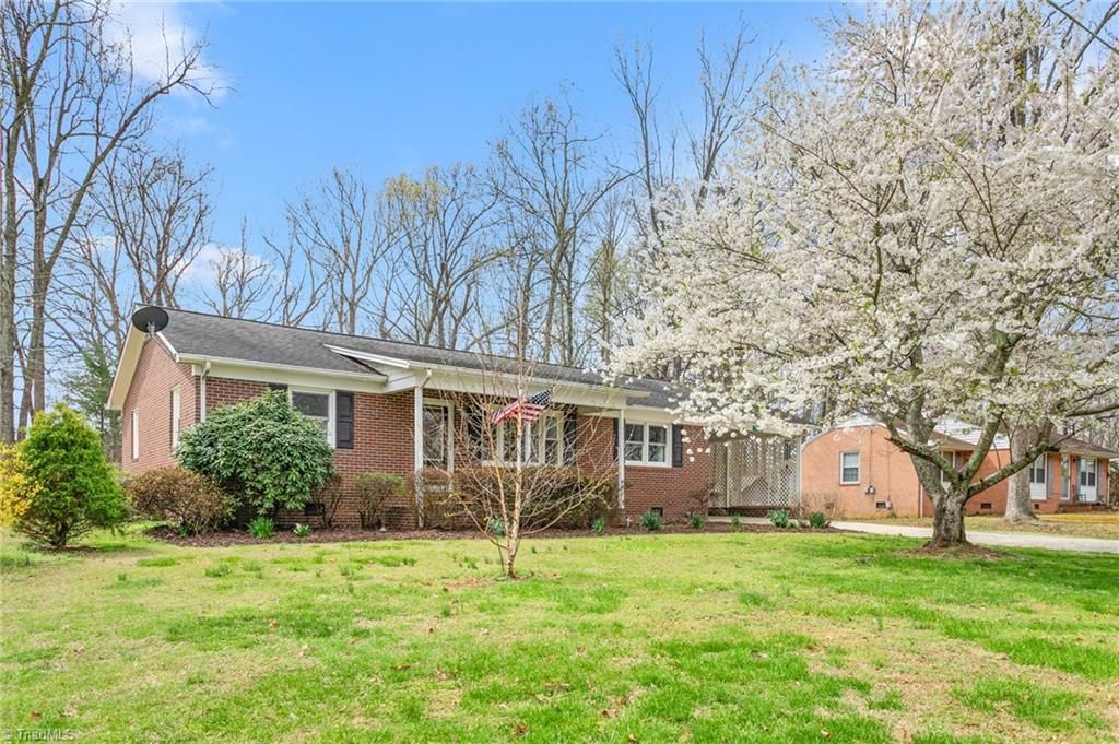 Photo of 316 Crestview Drive, Thomasville, NC 27360 (MLS # 1212881)