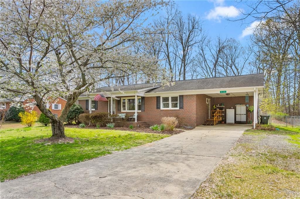 Photo of 316 Crestview Drive, Thomasville, NC 27360 (MLS # 1212881)