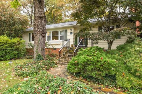 Homes For Sale - 3411 Dogwood Drive<br/> Greensboro, NC 27403