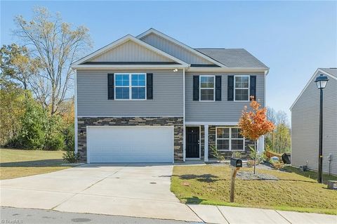 Homes For Sale - 109 Carriage Cove Circle<br/> Mocksville, NC 27028