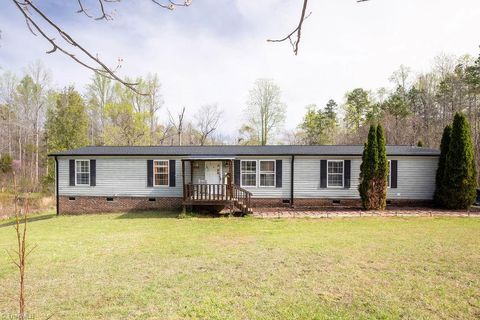 Mobile Home For Sale - 305 Whispering Oaks Drive<br/> Lexington, NC 27292