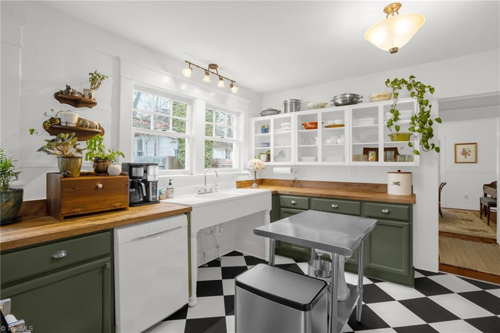 Greensboro, North Carolina 27403, United States, 3 Bedrooms Bedrooms, ,2 BathroomsBathrooms,Residential,Pending,5140