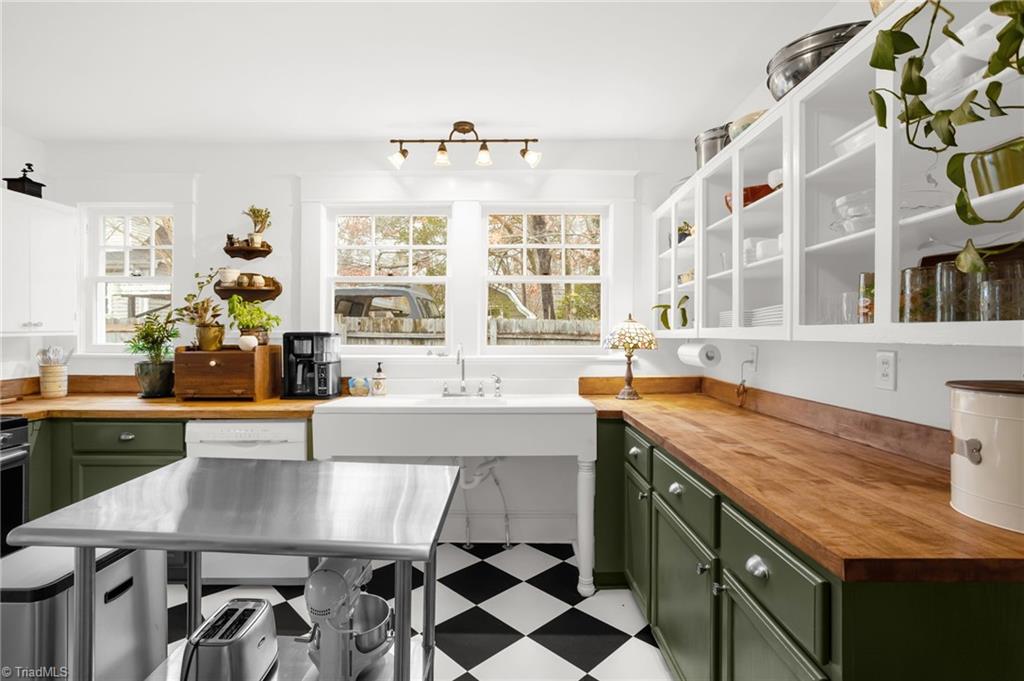 Greensboro, North Carolina 27403, United States, 3 Bedrooms Bedrooms, ,2 BathroomsBathrooms,Residential,Pending,5140