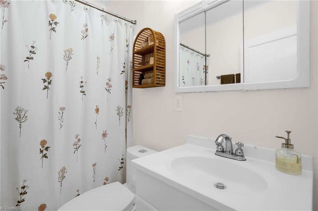 Greensboro, North Carolina 27403, United States, 3 Bedrooms Bedrooms, ,2 BathroomsBathrooms,Residential,Pending,5140