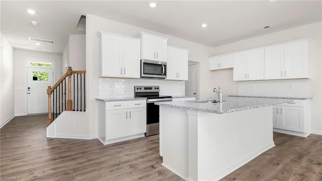 506 Kinneries Drive, photo 3 of 21