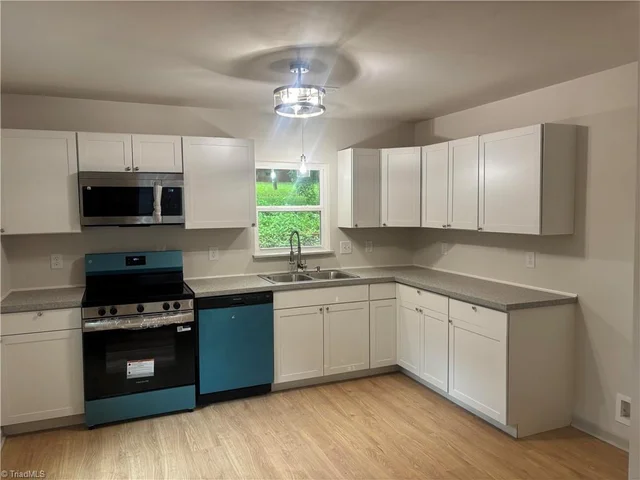516 Twin Oak Court, photo 5 of 11
