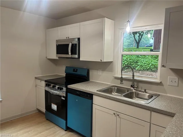 516 Twin Oak Court, photo 4 of 11