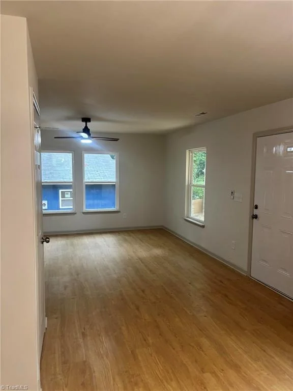 516 Twin Oak Court, photo 3 of 11