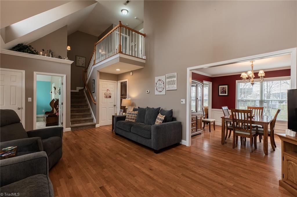 Photo 10 of 49 of 1057 E Westmoreland Road house