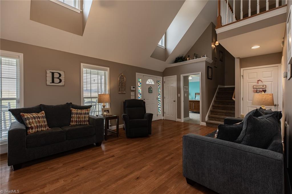 Photo 9 of 49 of 1057 E Westmoreland Road house