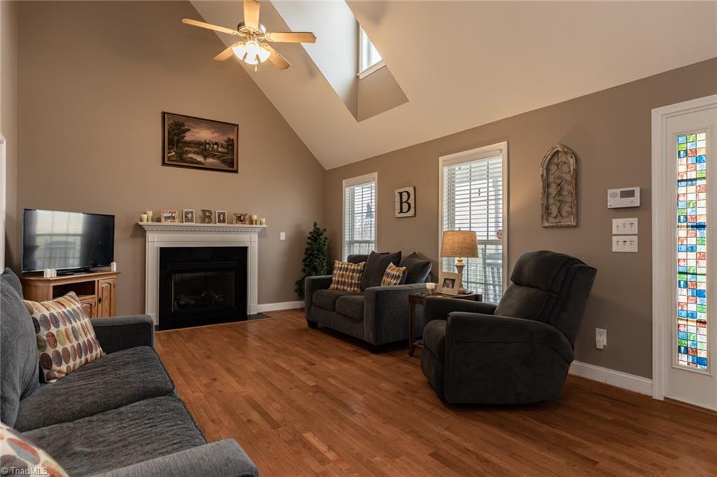 Photo 8 of 49 of 1057 E Westmoreland Road house
