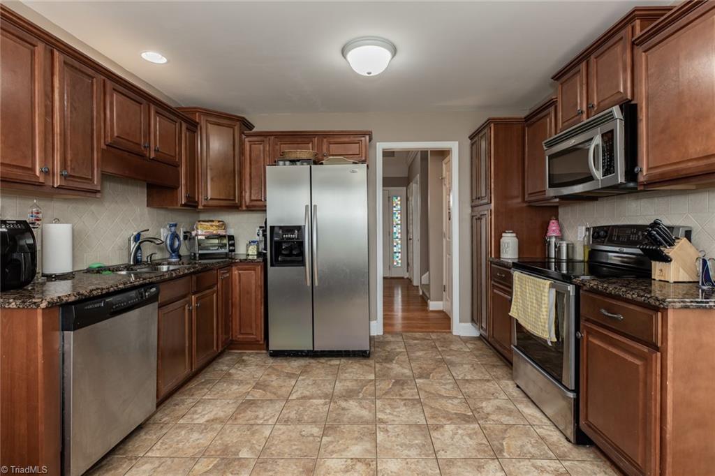 Photo 16 of 49 of 1057 E Westmoreland Road house