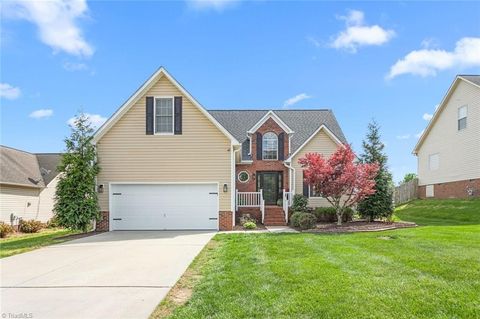 Homes For Sale - 108 Brightleaf Court<br/> Archdale, NC 27263