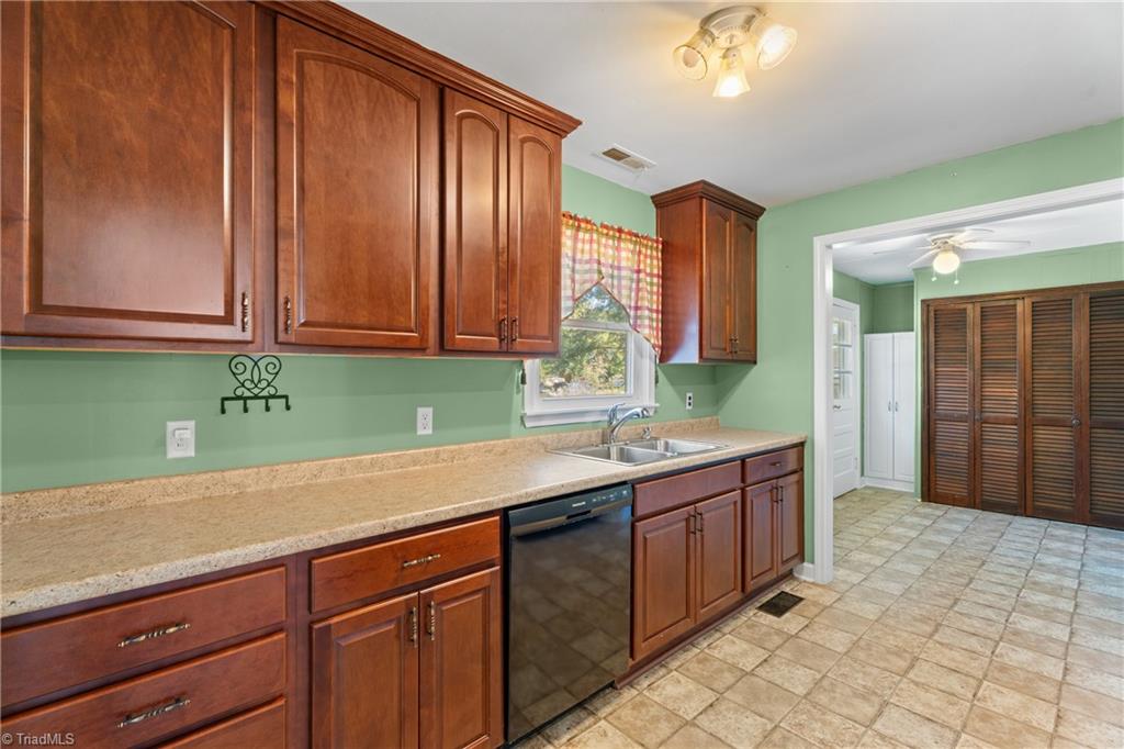 Kernersville, North Carolina 27284, United States, 3 Bedrooms Bedrooms, ,2 BathroomsBathrooms,Residential,Active,227560