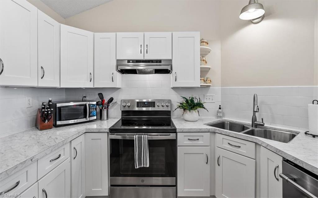 Greensboro, North Carolina 27455, United States, 3 Bedrooms Bedrooms, ,2 BathroomsBathrooms,Residential,Pending,6339