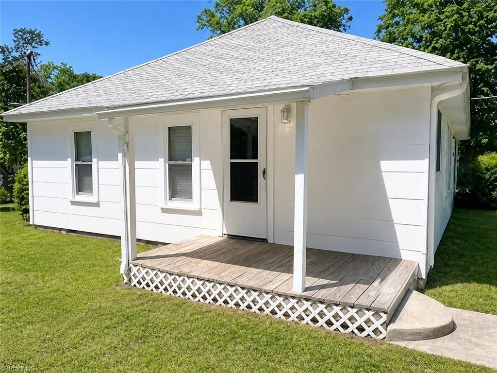 Photo of 307 Rockspring Road, High Point, NC 27262 (MLS # 1218414)
