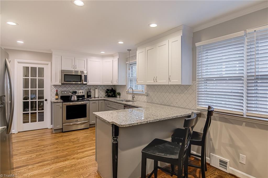 Winston-Salem, North Carolina 27104, United States, 3 Bedrooms Bedrooms, ,2 BathroomsBathrooms,Residential,Pending,5646